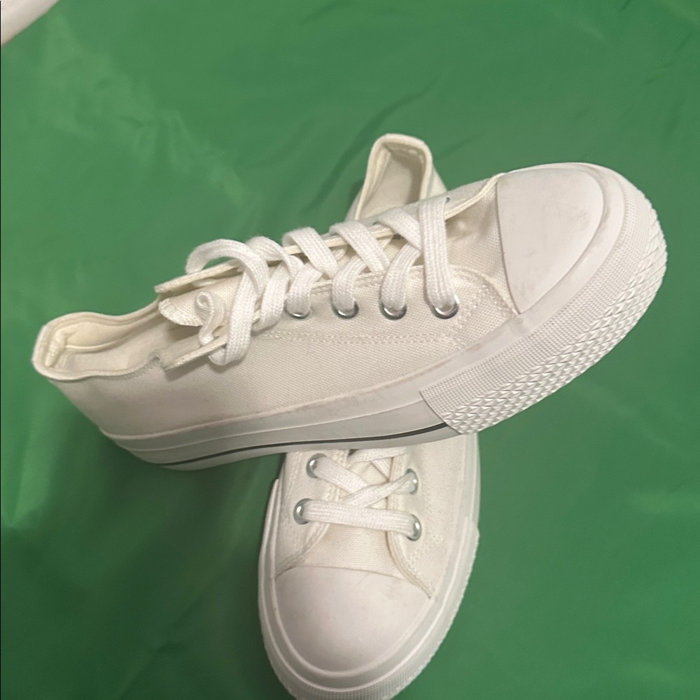 Sincerly Jules White Canvas Low-Top Platform Sneakers